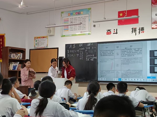 杨诗英公开课照片.jpg 杨诗英公开课照片.jpg